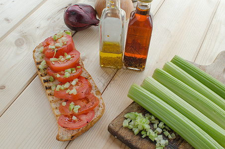 加烤番茄煎面包面点心美食草本植物盘子食物餐厅木板午餐迷迭香蔬菜背景图片