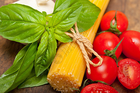 意大利意大利意大利面糊番茄和巴西尔香料叶子食物蔬菜面条盘子厨房午餐餐厅烹饪图片