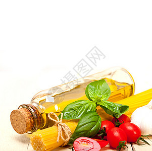 意大利意大利意大利面糊番茄和巴西尔面条盘子食谱午餐香料厨房美食烹饪乡村蔬菜图片