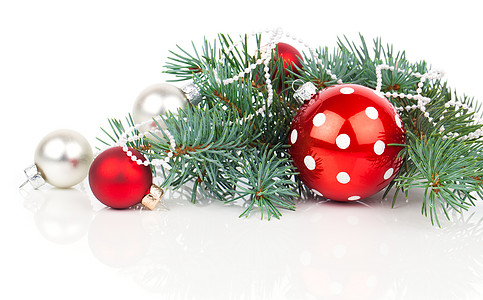 圣诞球和圆形树枝 上面有零星的装饰品风格装饰玩具白色雪花松树季节传统金子绿色图片
