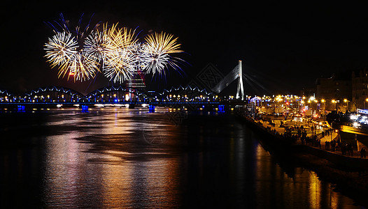 大Eeuropean市里加的烟花新年烧伤大街中心周年大教堂艺术晚会天空生日图片