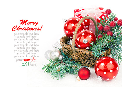 圣诞球和圆形树枝 上面有零星的装饰品玩具绿色红色白色假期雪花松树传统星星风格图片