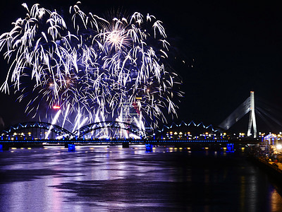 大Eeuropean市里加的烟花城市日历周年烧伤冠军篝火生日纪念日艺术青铜图片