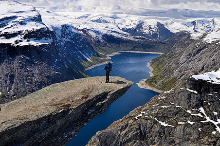 挪威 Trolltunga山探险者背包远足岩石高山男人山脉高度风景全景冒险家图片