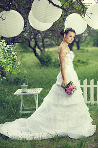 户外婚礼婚姻仪式花束假期裙子森林女士风格树木灯笼图片
