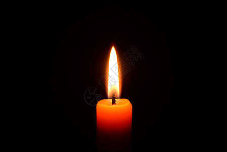 在黑色背景上点燃橙色蜡烛温泉黄色场景假期纪念馆宏观橙子宗教火焰烧伤图片
