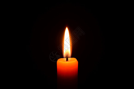 在黑色背景上点燃橙色蜡烛温泉黄色场景假期纪念馆宏观橙子宗教火焰烧伤背景图片