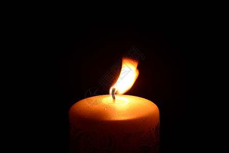 燃烧的蜡烛白色圣诞节蜡烛在黑色背景上燃烧宏观宗教场景纪念馆火焰黄色假期温泉烧伤背景