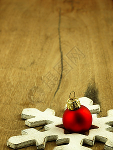 红圣诞节在木橡树背景上腐烂木板庆典硬木星星桌子植物雪花木头金子控制板图片