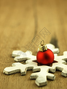 红圣诞节在木橡树背景上腐烂卡片装饰品木板植物庆典雪花桌子装饰金子星星图片