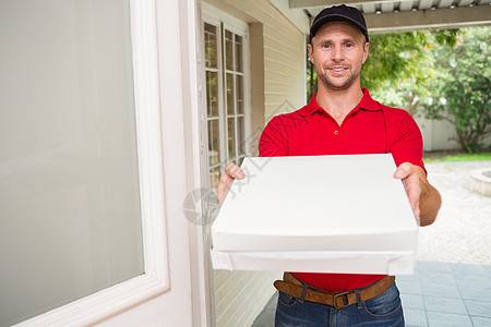 送披萨的比萨快递员房子披萨盒公寓男人制服职业男性饮食工作家庭图片