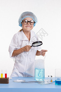 化学化学公司收到出乎意料的结果工作化学品测试学校孩子热情烧瓶眼镜吸管实验室图片
