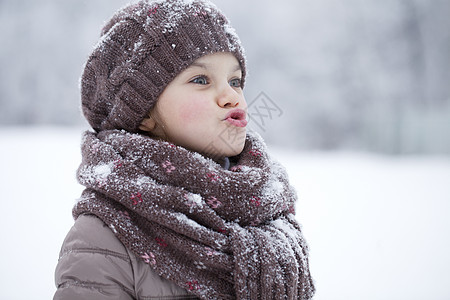 快乐的小女孩 在冬季公园的背景背景中情感夹克孩子衣服女孩围巾童年帽子脸蛋季节图片
