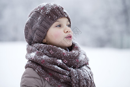 快乐的小女孩 在冬季公园的背景背景中孩子小姑娘衣服雪堆女孩帽子围巾夹克情感季节图片