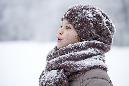 快乐的小女孩 在冬季公园的背景背景中小姑娘童年孩子冬装雪堆女性情感季节夹克围巾图片