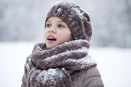 快乐的小女孩 在冬季公园的背景背景中季节夹克小姑娘围巾童年孩子雪堆帽子衣服女孩图片