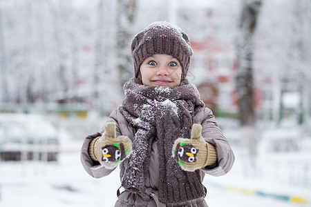快乐的小女孩 在冬季公园的背景背景中夹克情感孩子冬装雪堆童年针织女性小姑娘女孩图片