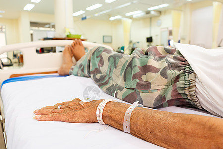 病人躺在急诊室的床上图片