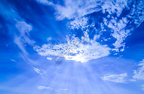 泰国巴塔亚市上空有阳光光照的蓝天空射线晴天太阳地平线季节多云白色天堂天气天空背景图片