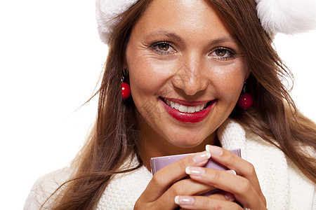 穿着圣诞老人帽子的冷酷年轻女人 喝着咖啡茶庆典黑发季节女士节日饮料杯子巧克力派对微笑图片