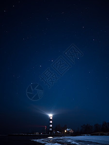 里加灯塔 在星夜中警卫天空信号魔法房子海滩指导安全星星地平线图片