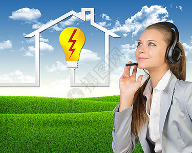 戴耳机的女商务人士 家庭能源供应和服务的象征高清图片