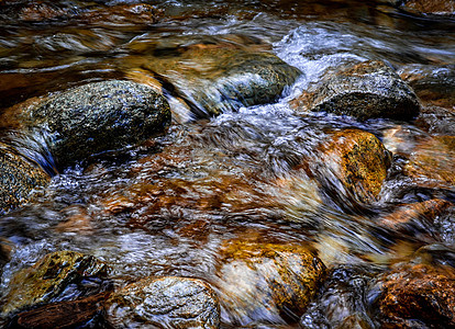 秋秋季彩色河流环境石头运动卵石岩石溪流流动绿色鹅卵石图片