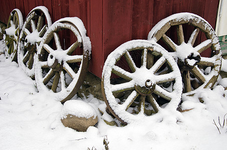 农庄和雪地附近的古老马马车轮图片