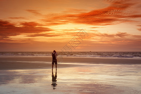 摄影师天空橙子旅游旅行海滩爱好职业背包摄影游客图片