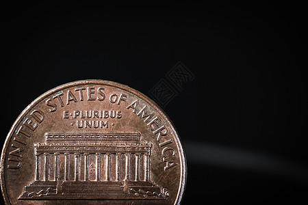 黑色背景的美国硬币生长金子薪水库存收益商业金融金属英语储蓄图片