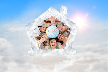 可爱地球青少年在地板上的合成图像 中间是地球仪 竖起大拇指学生微笑财产蓝色女士行星房子喜悦女性计算机背景