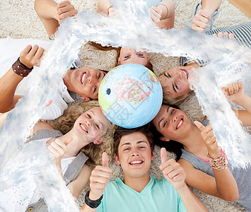 可爱地球青少年在地板上的合成图像 中间是地球仪 竖起大拇指女性元首地面计算机行星地球家庭学生房子绘图背景