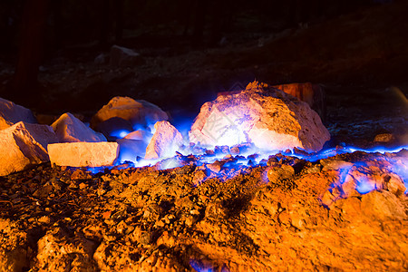 天然气在夜间点燃火焰力量黏土地球活力土壤资源地面土地活性环境图片