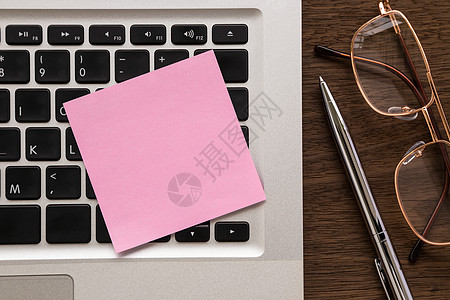 笔记本电脑上的粉色空白纸备注图片
