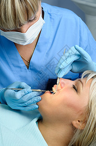 牙医 有病人 打磨和修补工具工作办公室医生治疗检查安装疼痛女性保健图片