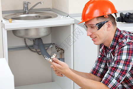锁铁匠水管工龙头厨房安装男人物品工具男性维修泄漏管道图片