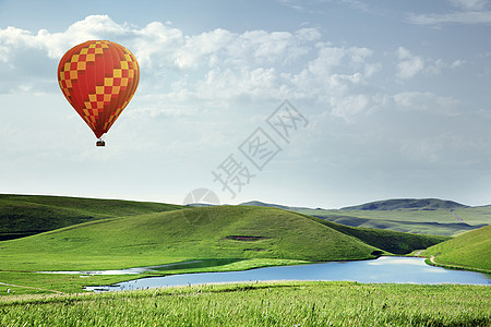 空气气球在草地上飞过湖面图片