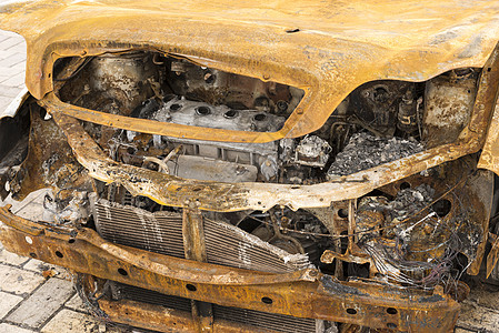 废弃汽车被烧毁前腐蚀车辆引擎盖衰变碰撞破坏兜帽金属倾倒保险杠图片
