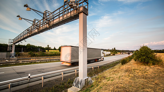 卡车在高速公路上通过收费门货车街道蓝色运动后勤运输火车交通汽车速度图片