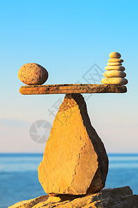 对应等值卵石矿物三角形海滩石头口琴等价海滨金字塔形禅意背景图片