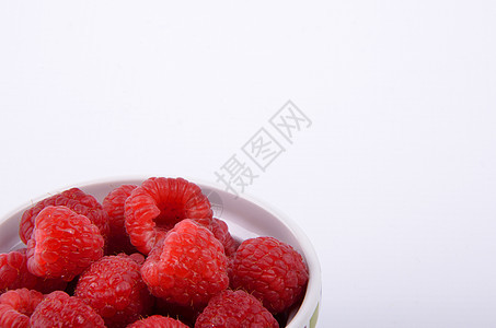 隔绝的一碗新鲜多汁草莓图片
