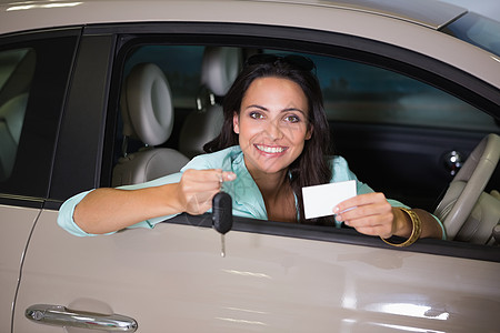 持有汽车钥匙和名片的微笑妇女卡片女士女性运输享受喜悦快乐钥匙汽车消费者图片