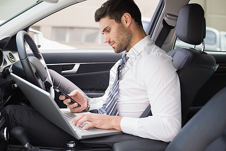 在驾驶座上工作的商家 司机车辆套装笔记本享受人士窗户零件商务运输技术图片