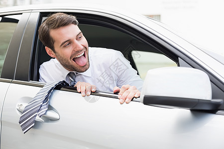 坐在驾驶座椅上的无照顾的商务人士窗户快乐男性自由商务套装车辆男人汽车微笑图片