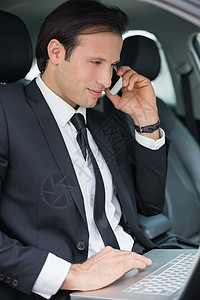 在驾驶座上工作的商家 司机商务运输夹克电话人士呼唤男性零件技术汽车图片