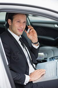 在驾驶座上工作的商家 司机零件快乐笔记本电话汽车沟通驾驶窗户电脑夹克图片