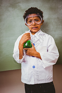 男孩在课堂上拿着锥形圆柱子科学知识实验学生学习班级教育工作服教育性小学图片