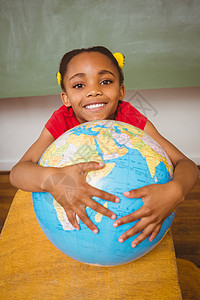 可爱地球抱着地球的可爱小女孩课堂学校拥抱女性黑色学习班级学生女学生童年背景