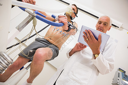 男子在运动自行车上做健身测试医疗病人生理平板心率生物学实验保健科学家生活方式图片