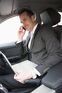 在驾驶座上工作的商家 司机领带驾驶车辆闲暇男性手机技术零件运输窗户图片